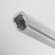 Detailansicht der geraden LED-Wandleuchte Small, silberne Leuchte mit quadratischem Profil.