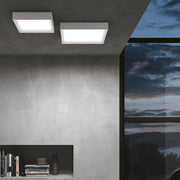 Tara Q LED-Deckenleuchte in modernem Raum mit Fenster und Bücherregal