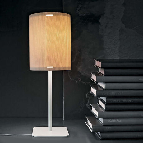 Thank You TAB Tischleuchte auf einem Tisch neben einem Bücherstapel, stilvolles und modernes Design.