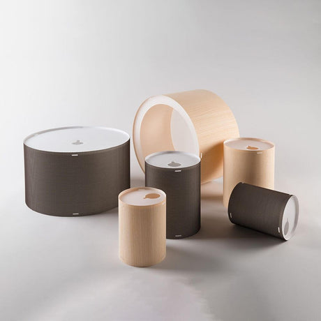 Verschiedene Lampenschirme in runden Formen, darunter die Thank You W1 Wandleuchte.