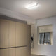 Moderne Raumansicht mit Triad 2.0 LED-Deckenleuchte an der Decke und eleganten Möbeln.