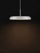 Linus LED Pendelleuchte Ø 45cm Triac 3000K in elegantem Design und warmem Lichtakzent auf schwarzem Hintergrund.