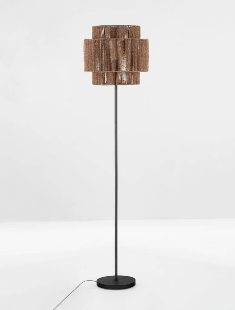 Lito Stehlampe Natur, Schwarz auf schwarzem Fuß mit Rattan-Schirm in drei Ebenen, ideal für Wohnungseinrichtungen.