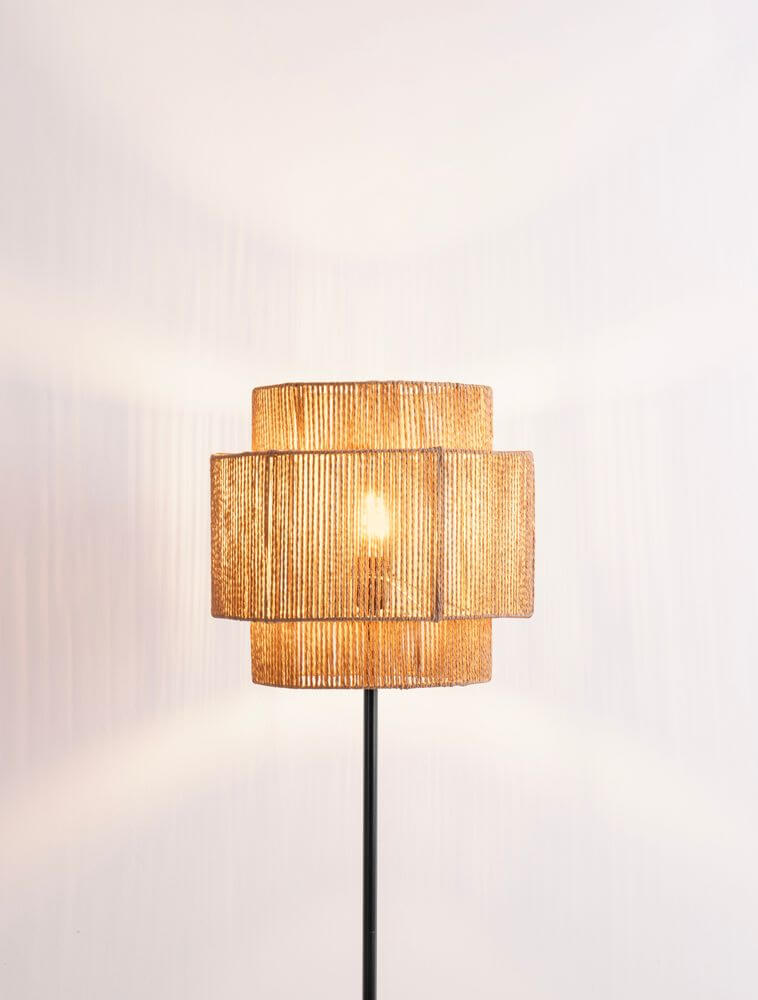 Lito Stehlampe Natur, Schwarz - elegante Rattanlampen für Schlaf- und Wohnzimmer, dimmbar, 145 cm hoch.