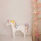Einhorn Holzlampe mit bunten Regenbogenhaaren, perfektes Kinderzimmerlicht für eine magische Atmosphäre.