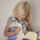 Mädchen mit Holzlampe Einhorn von Little Lights, die eine magische Atmosphäre schafft.