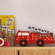 Wand- und Tischleuchte Feuerwehr in Form eines Holzfeuerwehrautos mit Dimmer und Fernbedienung.