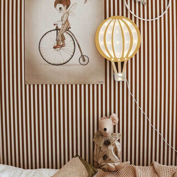 Applique et lampe de table pour enfant Montgolfière sur mur peint avec motif d’affiche et peluche.