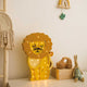 Hölzerne LED-Lampe Löwe für Kinderzimmer mit warmem Licht, das Fantasie und Abenteuer anregt.