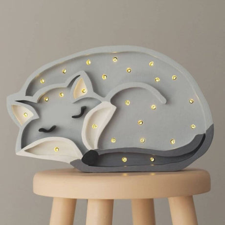 Kinder Wand- & Tischleuchte Wolf in Form eines schlafenden Wolfes mit sanfter Beleuchtung.