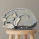 Kinder Wand- & Tischleuchte Wolf in Form eines schlafenden Wolfes mit sanfter Beleuchtung.