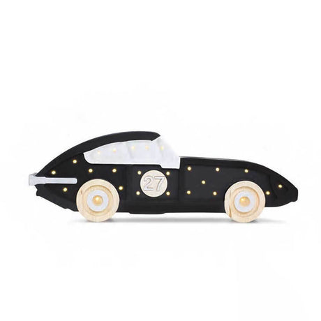 Kinder-Wandleuchte Racer in Form eines schwarzen Autos mit Beleuchtung und Holzwalzen.