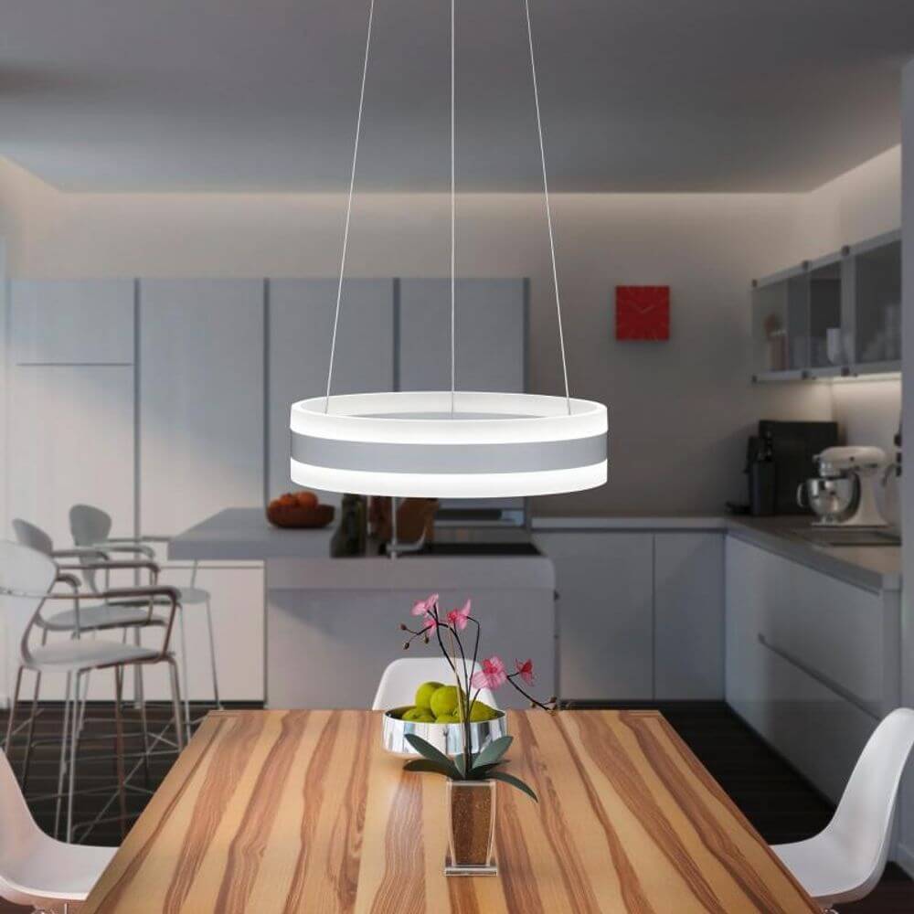 Liv LED-Ring 60cm Pendelleuchte Up&Down 6600lm Dimmbar über einem Esstisch in modernen Kühlschrank-Küche.