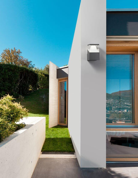 Lock LED Außenwandleuchte 3000, 4000K Dunkelgrau IP54 an moderner Hausfassade