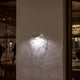 Lodes Kelly Wandlampe an einer Wand, die ein beeindruckendes Licht- und Schattenspiel erzeugt.