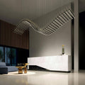 Lodes Rain LED Hängelampe Tropfen 7 Watt 1300 lm im modernen Wohnraum mit eleganter Raumgestaltung.