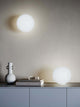 Lodes Volum LED Wand- & Deckenleuchte Dimmbar IP54 Weiß in elegantem Raumdesign mit Glaskugeln.