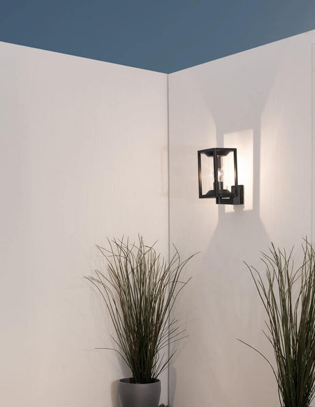Loeve Außenwandleuchte Anthrazit IP65 moderne Außenwandleuchte an weißer Fassade mit elegantem Licht