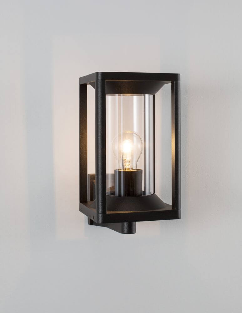 Loeve Außenwandleuchte Anthrazit IP65 in einem modernen, kubischen Design mit warmem Licht.
