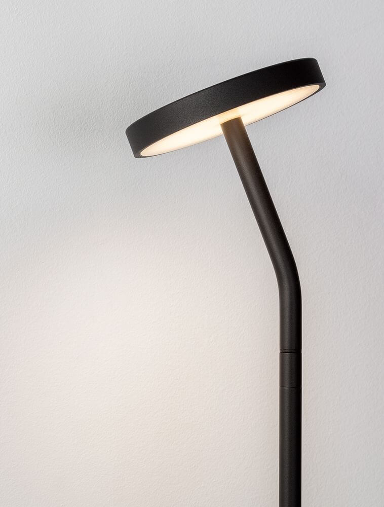 Moderne Logos Stehlampe 3000K Schwarz mit elegantem Design und warmem Licht.