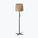 Luang Stehlampe mit minimalistischem Design aus natur inspiriertem Material, ideal für stilvolles Beleuchtungskonzept.