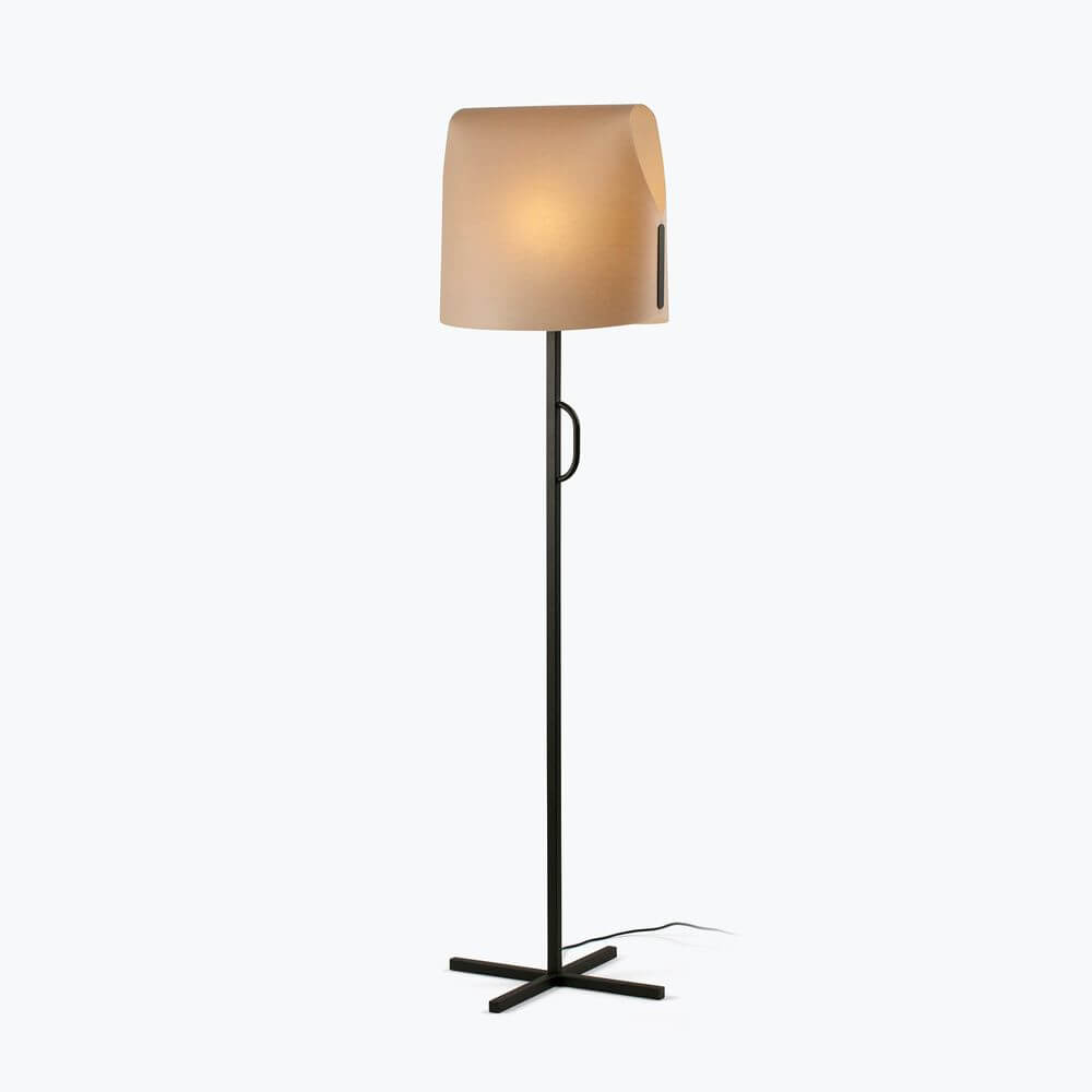 Luang Stehlampe mit minimalistischer Struktur und angesagtem Design, inspiriert von südostasiatischem Handwerk.