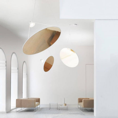 Luceplan Anti-Rotation Zubehör für Amisol in modernem Interieur mit schwebenden Lampen.