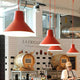 Luceplan Archetype Retro LED Pendelleuchte 10W 2700K in einem modernen Restaurant-Ambiente.