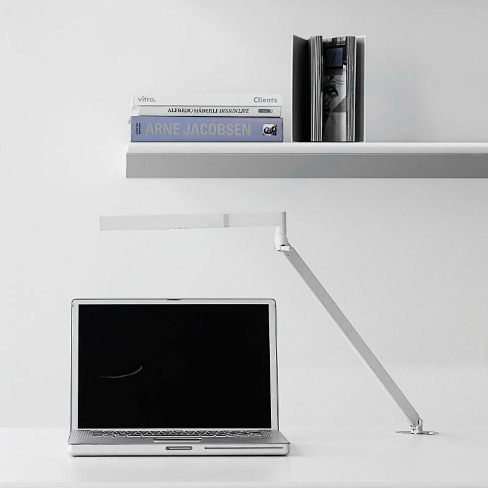 Luceplan Bap Befestigungsbolzen auf einem modernen Arbeitsplatz mit Laptop und Regalen.