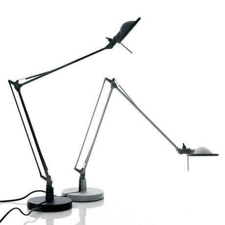 Zwei Luceplan Berenice Piccolo Tischlampen in Schwarz und Silber, flexible Gelenkbewegung und modernes Design.