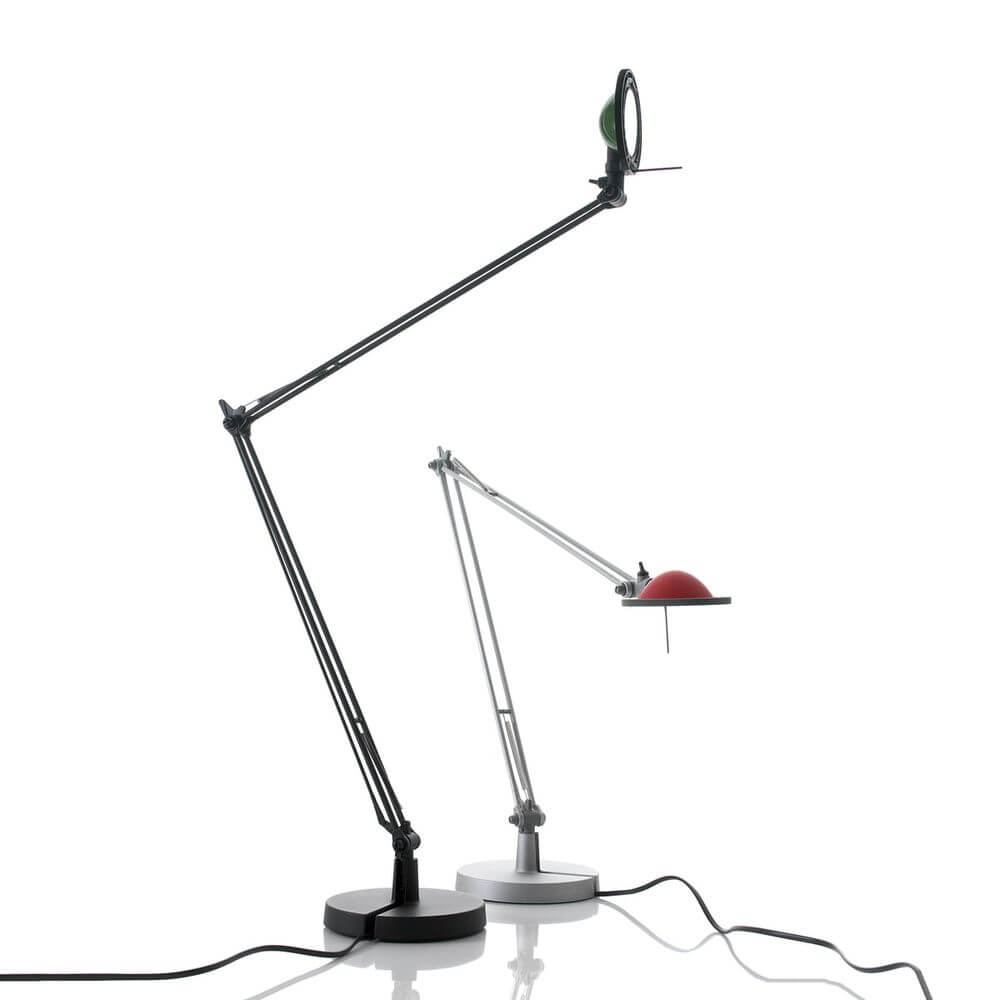 Luceplan Berenice Schreibtischlampe in schwarz und silber mit flexiblem Gelenkarm und buntem Leuchtkopf.