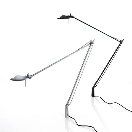Luceplan Berenice Schreibtischlampe mit Befestigungsstift in Schwarz und Silber, verstellbare Gelenke für optimale Lichtausrichtung.