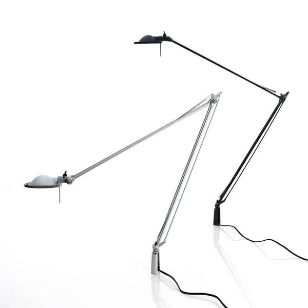 Luceplan Berenice Schreibtischlampe mit Befestigungsstift in Schwarz und Silber, verstellbare Gelenke für optimale Lichtausrichtung.