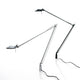 Luceplan Berenice Schreibtischlampe mit Befestigungsstift in Schwarz und Silber, verstellbare Gelenke für optimale Lichtausrichtung.