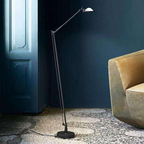 Luceplan Berenice Stehlampe in modernem Design neben einem Sofa in einem stilvollen Raum.