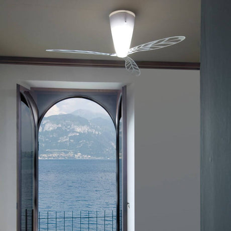 Luceplan Blow 3er-Set Lüfterblätter Siebdruck Transparent in einem modernen Raum mit Blick aufs Wasser.