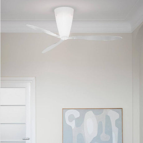 Luceplan Blow Ventilator (Körper) Ø 140cm Opalweiß in einem modernen Raum mit minimalistischer Dekoration.