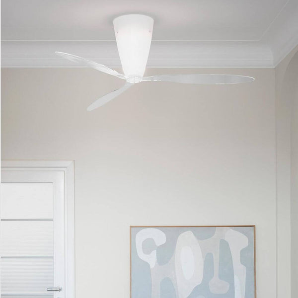 Luceplan Blow Ventilator (Körper) Ø 140cm Opalweiß in einem modernen Raum mit minimalistischer Dekoration.