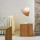 Luceplan Cappuccina LED Tischlampe (Body) Dimmbar 12W 2700K auf einem Holztisch in modernem Ambiente.