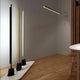 Luceplan Compendium LED Stehlampe (ohne Base) 3000K Schwarz neben weiteren Designer Lampen in einem modernen Raum.