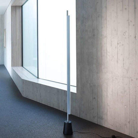 Luceplan Compendium LED Stehlampe (ohne Base) 3000K Schwarz in modernem Raum mit Fenster.