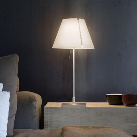 Luceplan Costanzina D13 LED Tischlampe Weiß auf einem Couchtisch in modernem Wohnraum.
