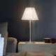 Luceplan Costanzina D13 LED Tischlampe Weiß auf einem Couchtisch in modernem Wohnraum.