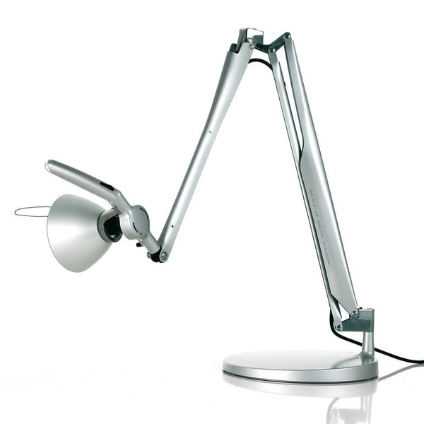 Luceplan Fortebraccio Tischleuchte mit silberner Metallbodenplatte, beweglichem Arm und Reflektorschirm, Ansicht von vorne