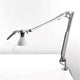 Luceplan Fortebraccio Tischklemme Metall – elegante Schreibtischlampe mit flexiblem Gelenk und modernem Design.