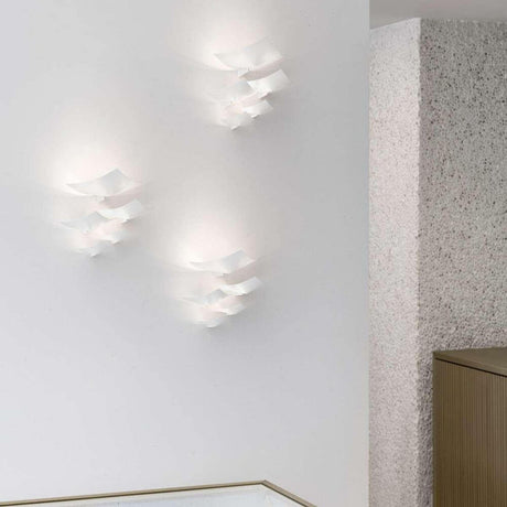 Luceplan Ivy LED Einbauwandleuchte 26W 2700K Weiß an einer Wand, modernes und stilvolles Design.