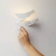 Luceplan Ivy LED Einbauwandleuchte 26W 2700K Weiß an einer Wand, flexible Lichtquelle in Weiß.