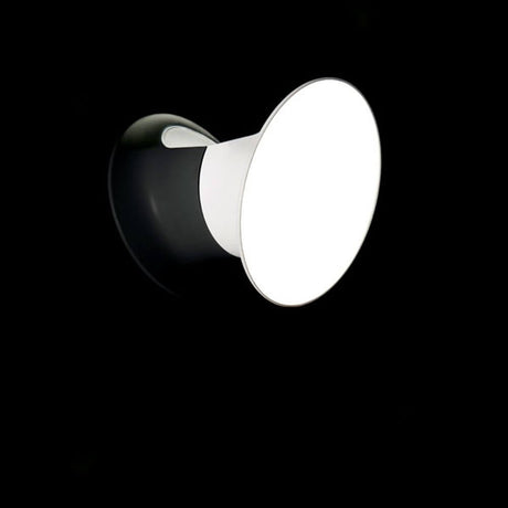 Luceplan LED Außen-Wandlampe Ecran IP65 mit zylinderförmigem Design und warmem Licht im Dunkeln.