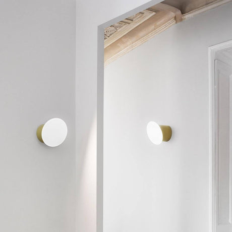 Zwei Luceplan LED Außen-Wandlampen Ecran IP65 an einer Wand, die sanftes Licht spenden.