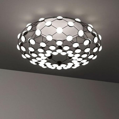 Luceplan LED Deckenlampe Mesh Ø 72cm in einzigartigem Design mit schwarzem Gestell und modernen Leuchtmitteln.